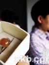 六福珠寶萬余元翡翠戒竟是石榴石