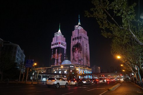 《偶練》決賽夜上海環球港雙子塔驚現范丞丞盛世美顏，引眾粉絲圍觀
