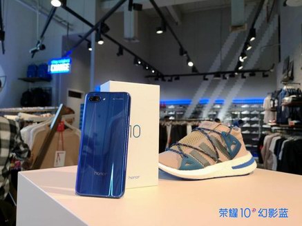 榮耀10 X阿迪達斯，跨界潮美炸翻時尚圈