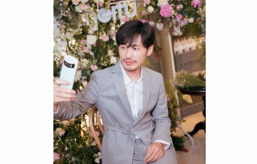 白宇出席美圖手機大英博物館限量版發布會 演繹英倫紳士風