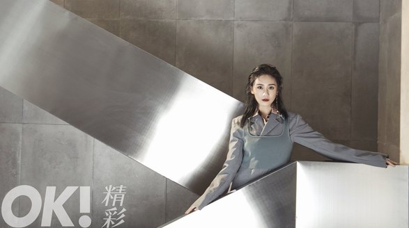 劉蕓登《OK！精彩》封面大片，演繹復(fù)古摩登女性 