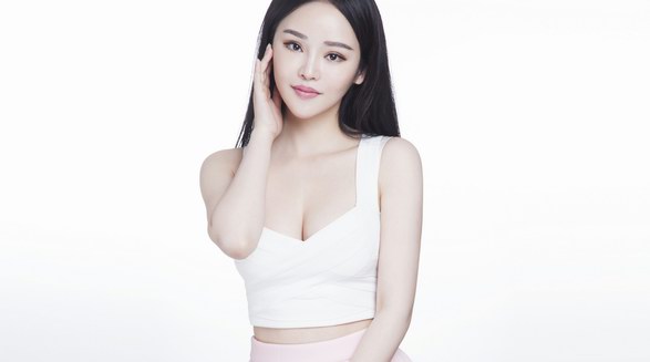 張懿暄nikkibaby身穿白衣化身治愈系少女,香肩白嫩鎖骨迷人