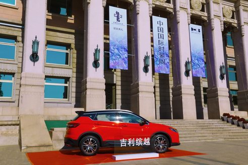 被達(dá)人超模圍著打卡！時(shí)裝周的新晉網(wǎng)紅竟是兩輛車？