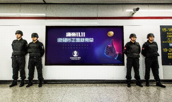魔都驚現超貴廣告牌，四名安保人員全程守衛