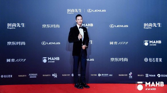 何晟銘亮相時尚先生年度盛典 儒雅萌叔彰顯時尚態度