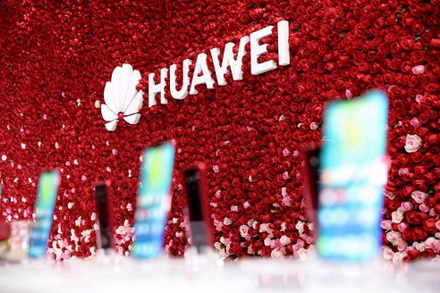 時尚大咖助陣，華為Mate20 Pro馥蕾紅、璨星藍最懂女人心