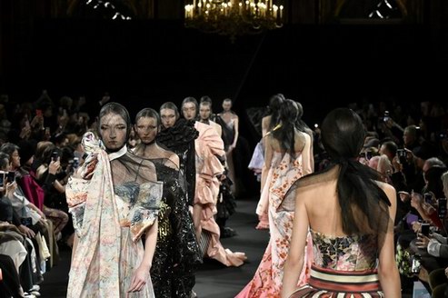 sheme回歸巴黎高定周，攜手桂由美，完美跨界