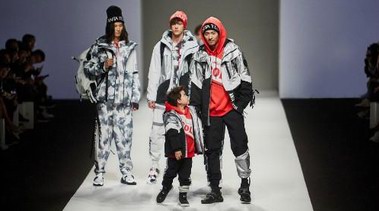 安踏攜手 RICO LEE掀起“工業(yè)革命”，未來(lái)感大秀點(diǎn)亮上海時(shí)裝周