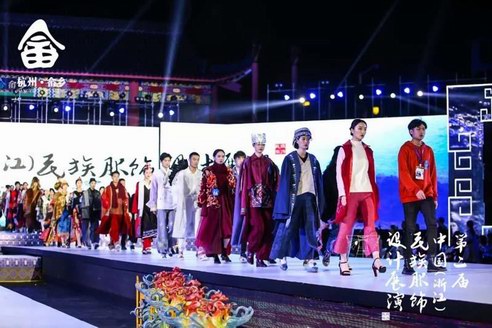 不負春光的馥郁爛漫，來一場燃燒的民族狂歡