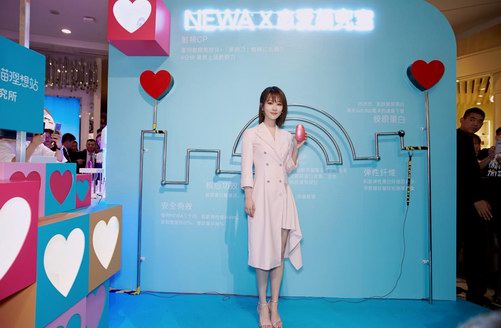 楊紫出席以色列NEWA家用射頻美容儀的活動，緊致少女肌令人羨慕。