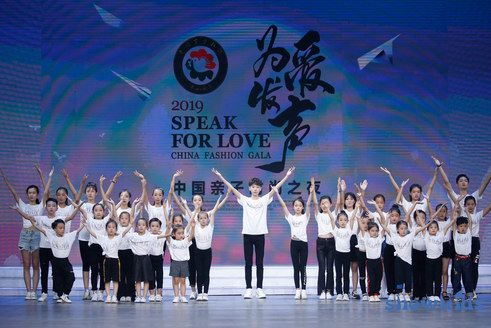 “年度代言人&公益大使”雙重榮耀加持，王浩東愛心助力貴州百里杜鵑！