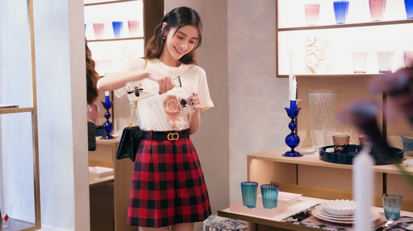 Angelababy亮相巴黎時(shí)裝周，T恤搭配格紋短裙少女感滿滿