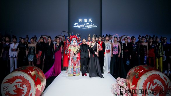 郝為民攜手徐百慧亮相中國(guó)國(guó)際時(shí)裝周，京艷時(shí)尚·夢(mèng)回華夏
