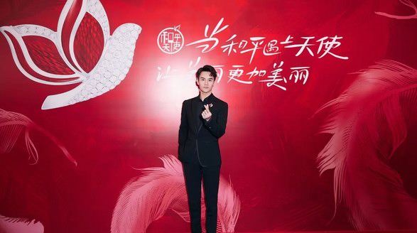 王凱親測周大福和平天使概念藝術(shù)展演繹新品，煥新鉑金新風(fēng)尚