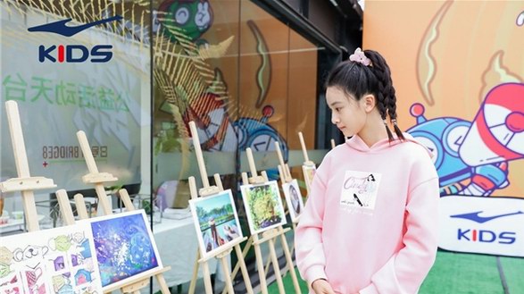 “全能少女”森碟現(xiàn)身上海時(shí)裝周，代言爾克兒童“一起玩真的！