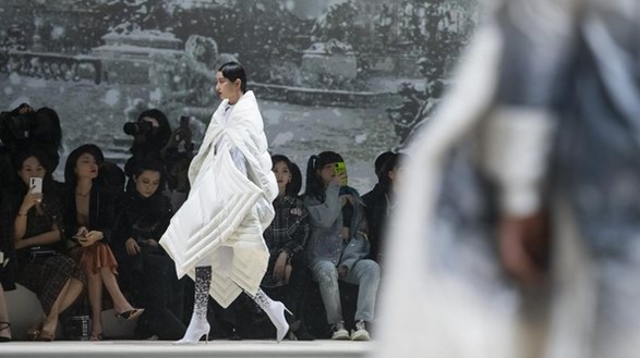 波司登X前愛馬仕創意總監高緹耶發布“新一代羽絨服”