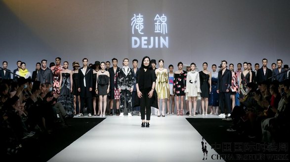 德錦 周麗2021春夏系列，匠心榮膺十佳時裝設計師