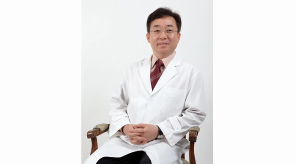眼鼻整形修復“神之手”李根稷：好的修復手術，是讓美麗獨樹一幟