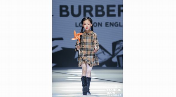 鉅星國際品牌時裝盛典 小超模唐莫云亮相Burberry品牌秀