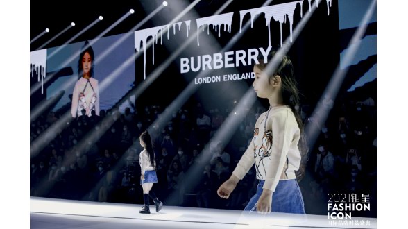 辛潤嘉Burberry首秀小超模 輕松駕馭不同風格
