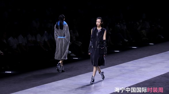 2021海寧中國(guó)國(guó)際時(shí)裝周在海寧舉行～鏈接無(wú)限未來(lái)，彰顯多元之美