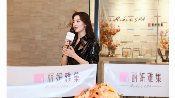 女星宋佳定格耀美時光，為麗妍雅集Rubis SPA瑞虹天地太陽宮店開業(yè)剪彩