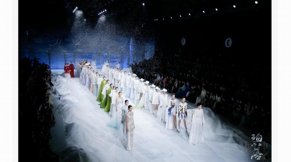 乾坤流轉(zhuǎn)，碧落芳華——熊英·蓋婭傳說 |【乾坤·碧落】2023SS中國國際時裝周發(fā)布會開幕大秀圓滿舉行