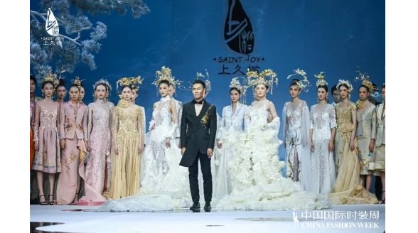 上久楷·邊惠中2023高級(jí)定制全新系列《無為》亮相中國國際時(shí)裝周，演繹宋錦詩意新國風(fēng)