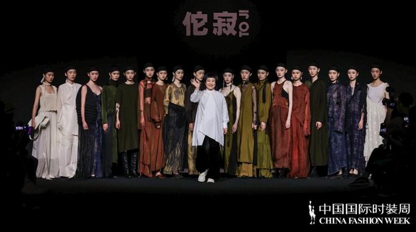 佗寂·梁云俠：看見重塑煥新之美｜SS23發布會登陸中國國際時裝周