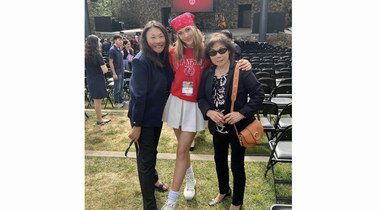 谷愛凌參加斯坦福開學典禮，紅色衛衣配白色百褶裙扎著巾，青春洋溢
