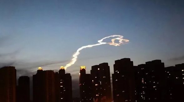 山西天空現巨型玫瑰云，是火箭云嗎？