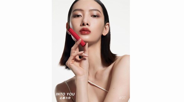 INTO YOU心慕與你攜手超模CIci帶來(lái)全新融點(diǎn)口紅，詮釋溫柔自有光！