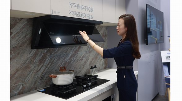 煙機總碰頭？海爾AWE發布超薄平嵌煙機：平整不碰頭