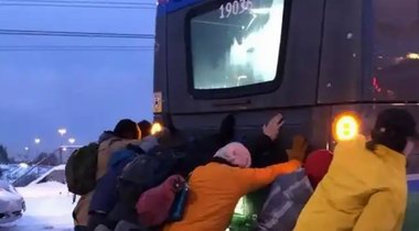 東北零下二十幾度，公交車秒變“冰雪奇緣”現(xiàn)場(chǎng)！冷鏈運(yùn)人更新鮮