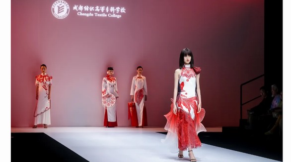 成都紡織高等專科學(xué)校：錦·啟亮相中國(guó)國(guó)際大學(xué)生時(shí)裝周