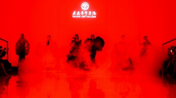 大連藝術(shù)學(xué)院《藝?裳》亮相2025中國(guó)國(guó)際大學(xué)生時(shí)裝周