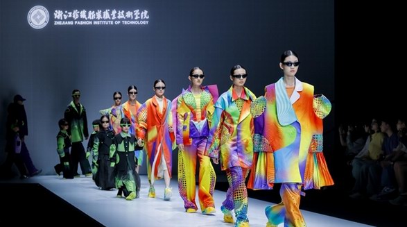 浙江紡織服裝職業(yè)技術(shù)學(xué)院時(shí)裝學(xué)院2025屆畢業(yè)大秀閃耀中國(guó)國(guó)際大學(xué)生時(shí)裝周