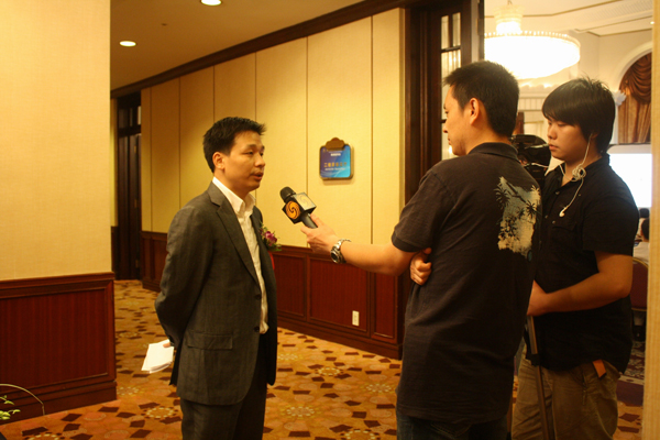 中博展覽集團總裁任行在發布會現場接受媒體專訪