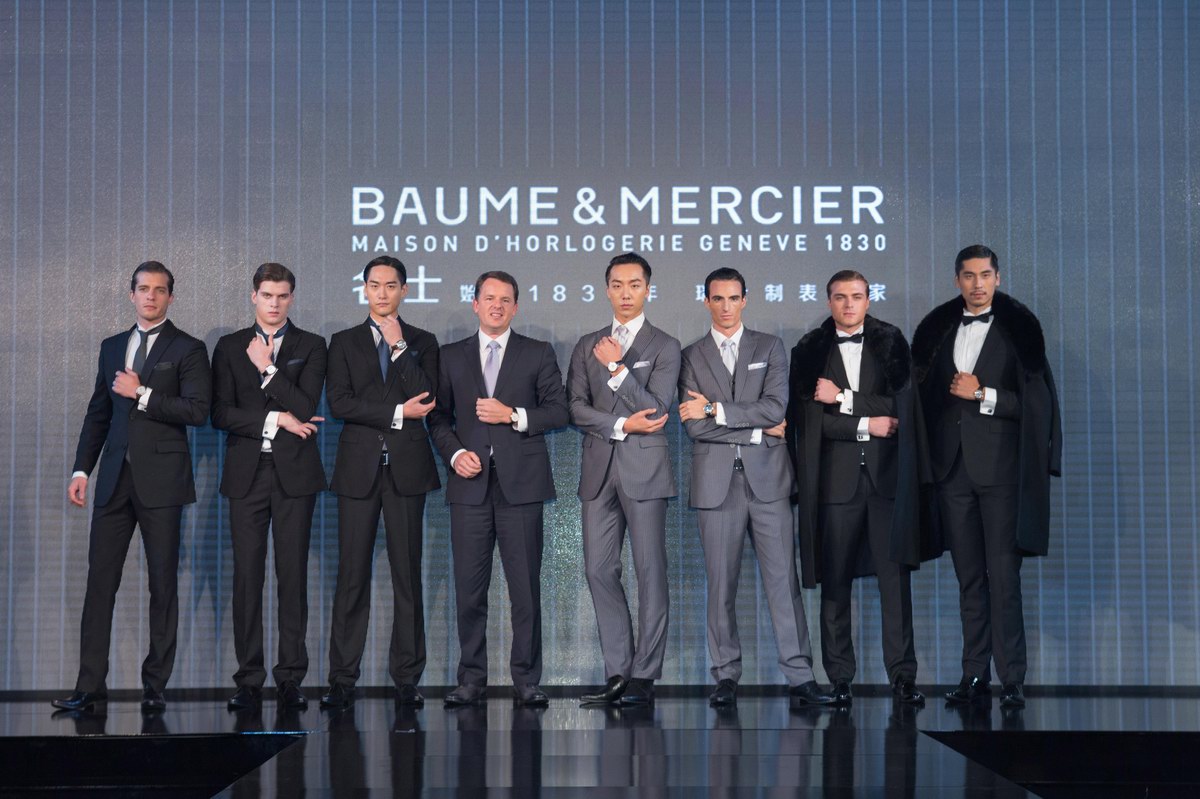 名士表Baume & Mercier 克里頓Clifton系列全球首發:名士表首席執行官萬亞倫(Alain Zimmermann)先生(左四)與展示全新克里頓系列的模特合影