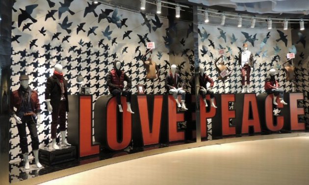 ALT本季產(chǎn)品以70年代為背景，以"LOVE PEACE 愛(ài)•和平"為設(shè)計(jì)主題，將"LOVE PEACE 愛(ài)。和平"概念貫穿于冬季產(chǎn)品及櫥窗設(shè)計(jì)中，讓大家看到櫥窗就可以明白本季清晰的主題概念。