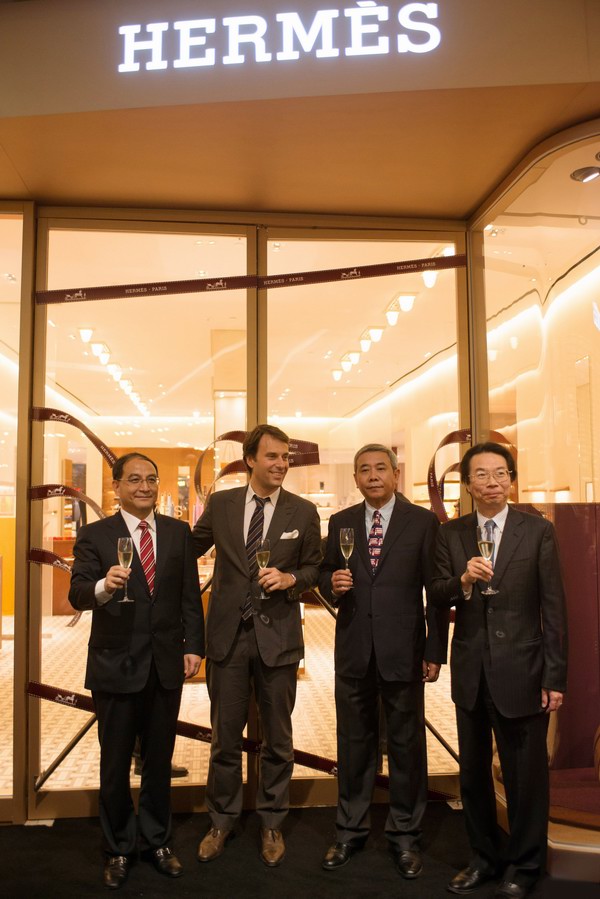 武漢市副市長(zhǎng)邵為民先生（右二），愛馬仕北亞區(qū)董事總經(jīng)理Florian CRAEN（柯睿涵）先生(左二)，中國(guó)區(qū)總裁雷榮發(fā)先生（右一），以及武商集團(tuán)董事長(zhǎng)劉江超先生（左一）共同為愛馬仕武漢國(guó)際廣場(chǎng)專賣店開幕祝酒