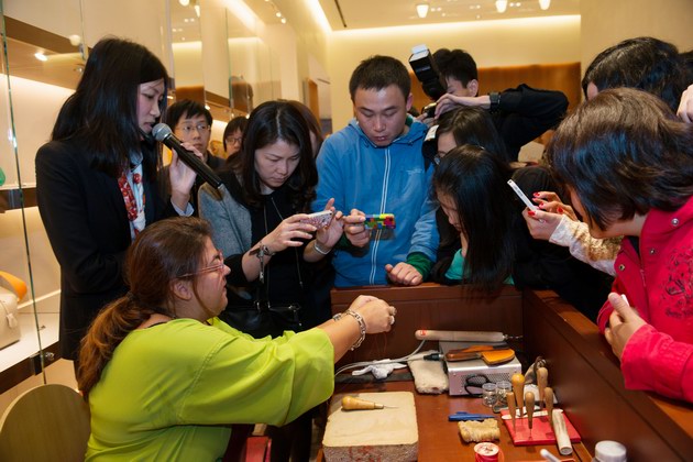 專賣店內(nèi)一隅，來(lái)自巴黎的愛馬仕皮具工匠現(xiàn)場(chǎng)演示凱莉包的制作工藝。愛馬仕代代相傳的卓越手工技藝，以及工匠嚴(yán)謹(jǐn)細(xì)致的工作態(tài)度，無(wú)不令在場(chǎng)賓客深深折服