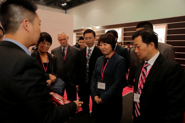     左一法國女裝成衣協(xié)會前主席Gerard Roudine,左二溫嶺市政府副市長馬健，右二商務(wù)部外貿(mào)司副司長包玲，右一中國輕工工藝品進出口商會副會長張杰