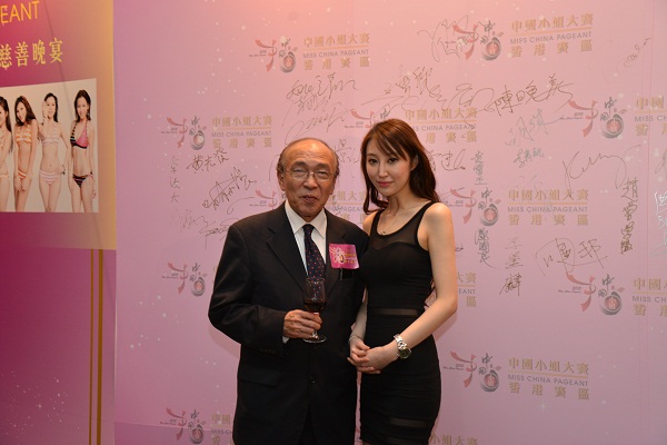 中國小姐大賽香港賽區大會榮譽會長黃宏發太平紳士(左)與Free Walker 公關經理Kelly(右)在簽到處合影留念