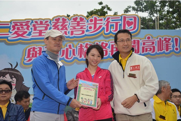 中國(guó)北方金融集團(tuán)業(yè)務(wù)發(fā)展經(jīng)理 Levia Lee 代表公司接受環(huán)保署副署長(zhǎng)林啟忠太平紳士(左)及仁愛堂第三十三屆(辛卯年)董事局黃達(dá)東主席(右)頒發(fā)金贊助證書