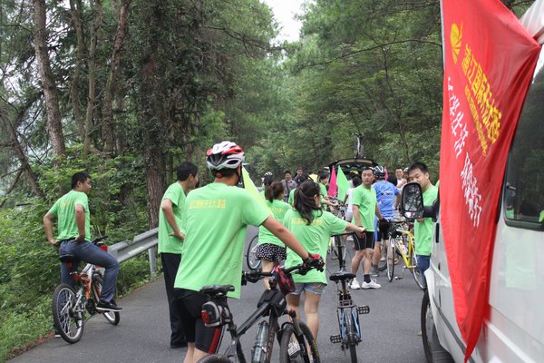 9月1日，浦江國際開元大酒店舉行了“開元自行車騎行日”綠色騎行活動，以騎自行車、撿拾仙華水庫邊垃圾等形式，倡導(dǎo)“低碳、綠色、環(huán)保”的生活方式。
