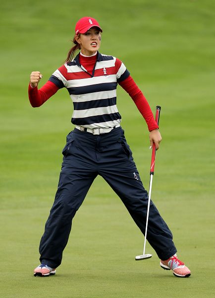 韓裔美女球手魏圣美（Michelle Wie）在球場上的時裝風(fēng)采