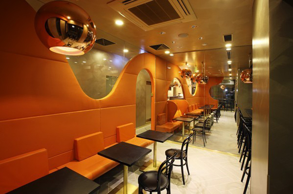 京都 Excelsior咖啡店：咖啡店完成于2009年，展現(xiàn)出了Claudio對色彩超強(qiáng)的把控能力，客戶是老東家日本Dutor餐飲集團(tuán)，這家咖啡店定位也是美國星巴克快餐咖啡的樣式，Claudio將巴黎街頭的露天咖啡茶座的排桌搬進(jìn)了京都的咖啡店里面，本來是隔斷作用的沙發(fā)椅靠背被放大，成為現(xiàn)代華麗的裝飾隔斷墻。