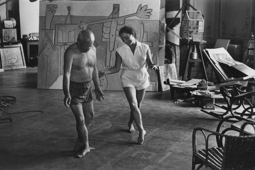 畢加索與妻子杰奎琳在在畫作“Ba?istas en La Garoupe ”前跳舞，1957年