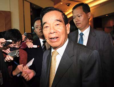 以皇后大道第一家周大福金店為起點，鄭裕彤最終躋身香港頂級富豪行列。擁有巨額財富，卻不奢華。